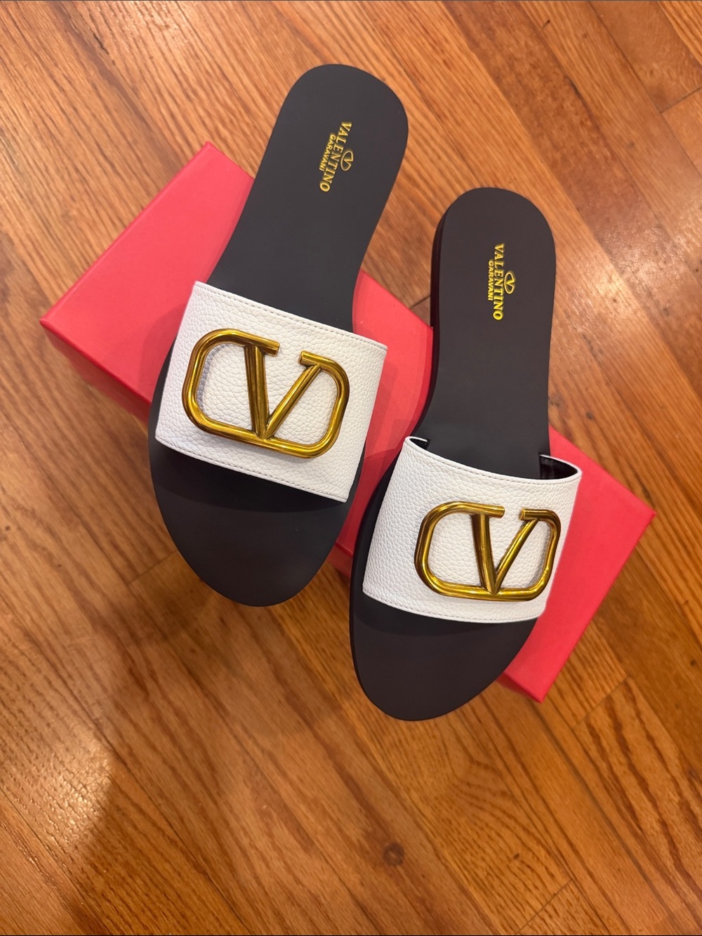 size 40 valentino White Leather Slide Sandals with Gold V Logo